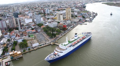 Canal de acesso do Porto de Itajaí é fechado após forte correnteza