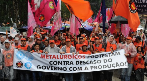 Contra política econômica e gastos da Copa, Força Sindical fecha Paulista