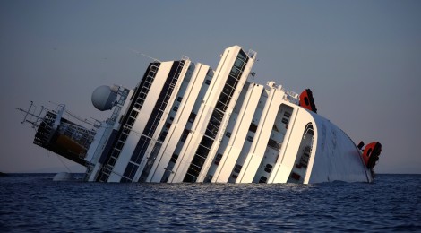 Navio Costa Concordia chega ao porto de Gênova