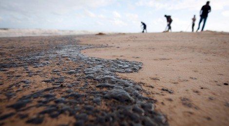 Marinha recolhe fragmentos de óleo em praias brasileiras