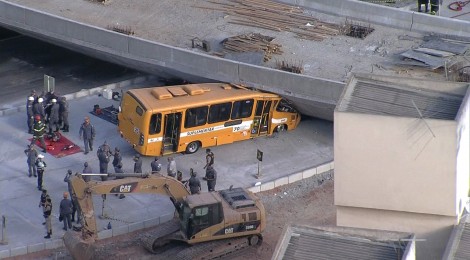 Viaduto desaba sobre caminhões, carro e micro-ônibus em BH