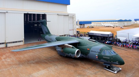 Embraer apresenta jato militar KC-390, em parceria com a FAB