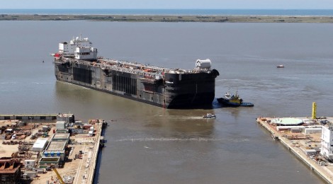 Casco da plataforma P-66 deixa o Polo Naval de Rio Grande (RS)