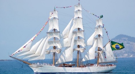 Navio-veleiro Cisne-Branco da Marinha se choca contra ponte no Equador