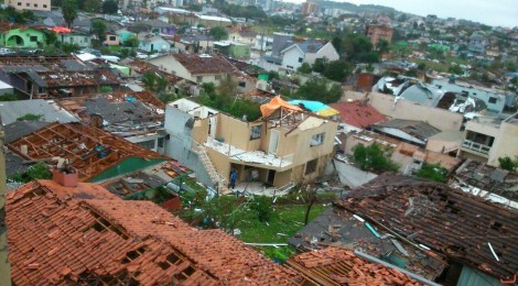 Tornado no oeste de Santa Catarina deixa dois mortos, 120 feridos e mais de mil desabrigados