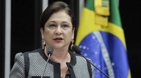 Kátia Abreu diz no Twitter que seguirá no governo e no PMDB