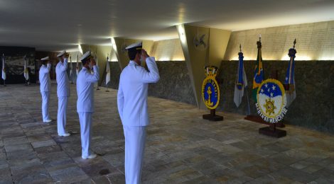 Cerimônia aos Mortos da Marinha em Guerra é realizada no Rio de Janeiro