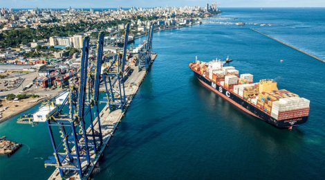 Gigante porta-contêiner de classe SAMMAX atraca no Porto de Salvador