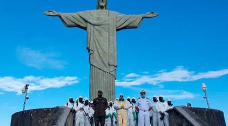 Marinha do Brasil participa de desinfecção do Cristo Redentor, no Rio