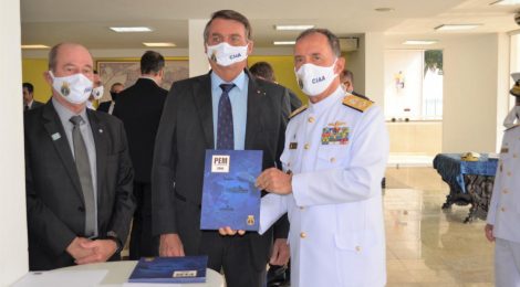 Comandante da Marinha entrega o PEM 2040 ao Presidente da República