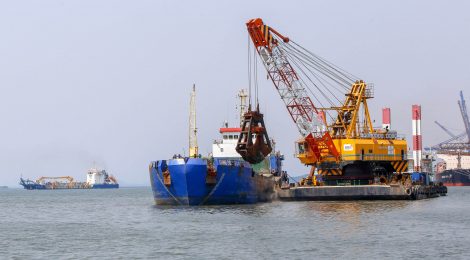 Inédito: Portos do Paraná dragam quatro áreas de forma simultânea