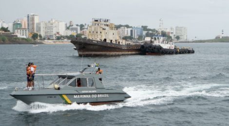 Capitania dos Portos da Bahia coordena afundamento deliberado de embarcações na Baía de Todos-os-Santos