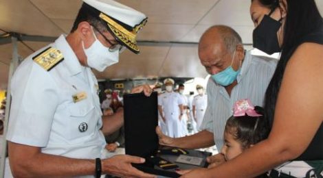 Comandante da Marinha visita o 9º Distrito Naval e homenageia militares