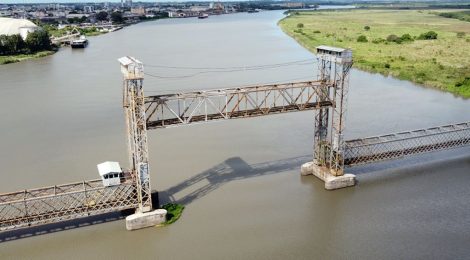 Ponte ferroviária móvel do canal São Gonçalo, em Pelotas, volta a operar