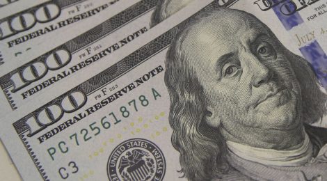 Dólar cai pela segunda vez seguida e volta a ficar abaixo de R$ 4,70