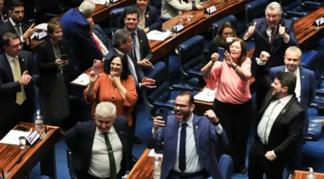 Senado aprova PEC que limita decisões individuais de ministros do STF