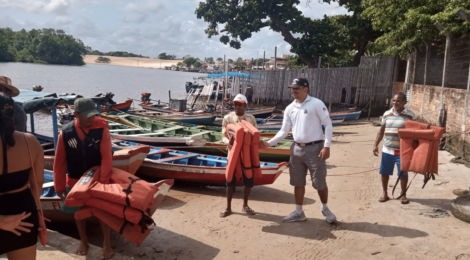 Marinha do Brasil e Empresas de Navegação Promovem Segurança em Barreirinhas (MA) com Doação de Coletes Salva-vidas