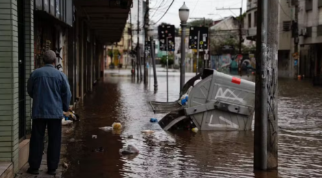 Com água baixando, moradores de Porto Alegre convivem com animais mortos, esgoto, mau cheiro nas ruas