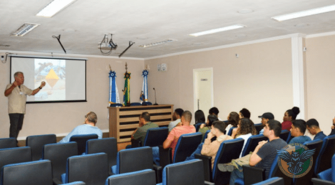 BASE NAVAL DO RIO RECEBE ALUNOS DA UERJ PARA PALESTRA SOBRE DOCAGEM