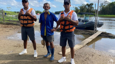 Militares da Marinha resgatam idoso após naufrágio no Rio Amazonas