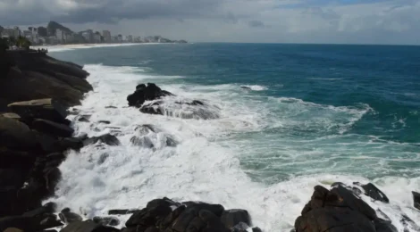 Alerta de ressaca para litoral do Rio; ondas podem chegar até 4 metros