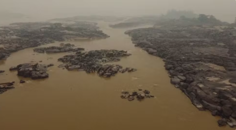 Rio Madeira bate mínima histórica; ribeirinhos agora caminham onde só era possível passar de barco