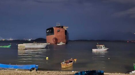 Navio fica à deriva após forte chuva atingir a Praia das Rosas, na Ilha do Governador