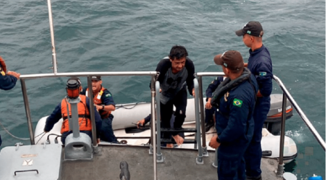 Marinha realiza resgate de sete tripulantes em Angra dos Reis