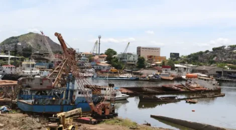 'Cemitério de navios': 2 anos após batida na Ponte Rio-Niterói, outras embarcações seguem abandonadas na Baía de Guanabara