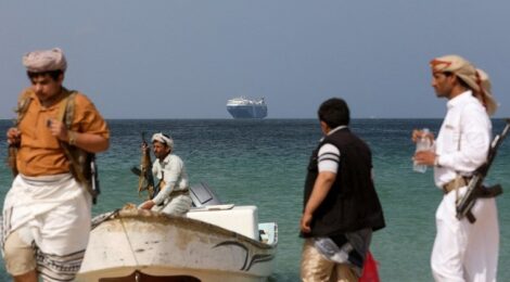 Ataques no Mar Vermelho forçam redirecionamento de navios e afetam cadeias de suprimentos